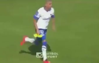 Un joueur pas fair play dégage la chaussure perdue par son adversaire