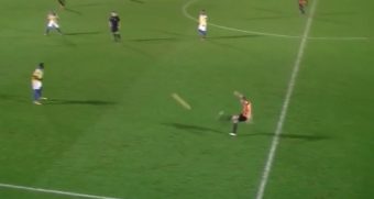Joe Payne (D4 anglaise) marque en pleine lucarne du milieu du terrain !