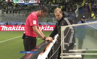 Pour la première fois dans un match FIFA, un arbitre accorde un penalty en utilisant la vidéo !