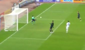 L’énorme boulette du gardien de l’AEK Athènes qui offre un but à l’attaquant adverse