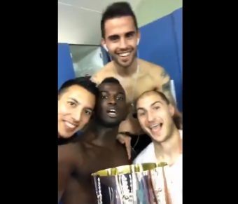 M’Baye Niang célèbre son premier titre après la victoire du Milan AC en Supercoupe d’Italie