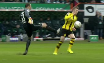 L’incroyable agression du gardien du Werder Brême sur Marco Reus