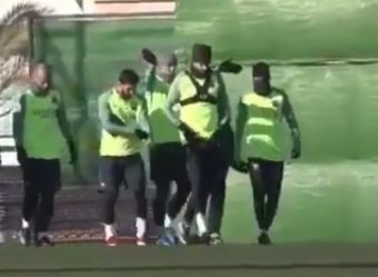 Comme des gamins, les joueurs du Barça s’amusent à se mettre des taquets à l’entrainement !