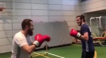Quand Gareth Bale s’entraine à la boxe et met son adversaire à terre