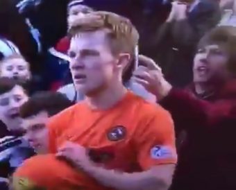Quand un supporter vient frapper l’oreille d’un joueur qui fait une touche