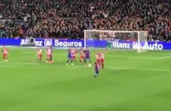 La trajectoire folle du ballon sur le coup franc de Lionel Messi face à l’Atlético Madrid