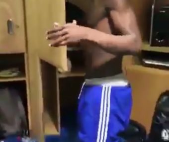 Didier Drogba hallucine en voyant les abdos de Kurt Zouma… dans son dos !