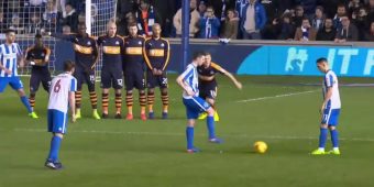 La combinaison géniale sur coup franc de Brighton qui aurait mérité un meilleur dénouement