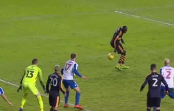 Mohamed Diamé (Newcastle) marque le but le plus chanceux de 2017 !