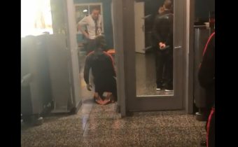 A l’aéroport de Lille, Mario Balotelli passe le portique de sécurité… avec une glissade de célébration !