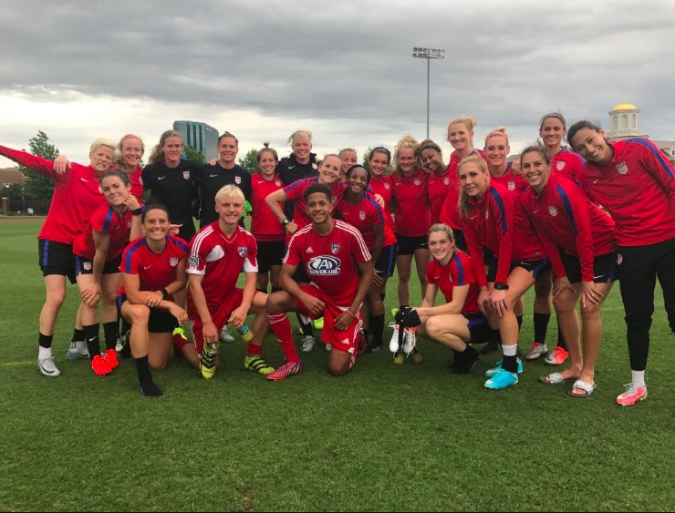 Un match a eu lieu entre les U15 du FC Dallas et l'équipe féminine des USA