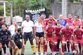 Denise Bueno, l’arbitre de touche la plus sexy du Brésil !
