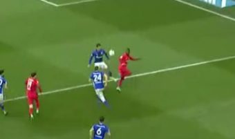 Quand Stambouli se fait humilier par Naby Keita avec un coup du sombrero en aile de pigeon !