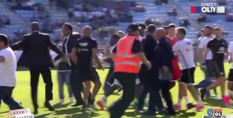 Lamentable : des supporters bastiais envahissent la pelouse pour attaquer les joueurs lyonnais (Vidéo)