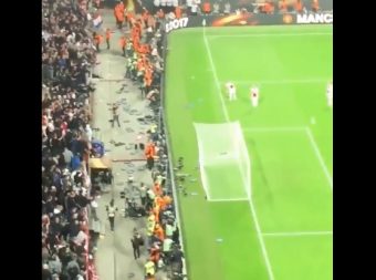 Mauvais perdants, des supporters de l’Ajax ont balancé des sièges sur leurs joueurs ! (Vidéo)