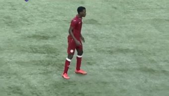 Un joueur cubain veut imiter un coup franc de CR7 mais son ballon sort du stade !