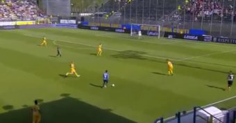 Un gardien de D2 italienne contre-attaque tout seul et se retrouve dans le camp adverse (Vidéo)