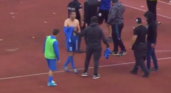 Humiliés dans le derby, les supporters du Levski Sofia descendent de la tribune pour voler les maillots des joueurs