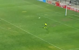 Une équipe marque involontairement en rendant le ballon mais ne laisse pas leurs adversaires marquer en retour !