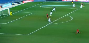 Excentré et à 33 mètres du but, Ziri Hammar (USM Alger) marque grâce à un missile de fou en pleine lucarne !