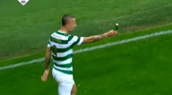Injuste : un joueur du Celtic Glasgow reçoit des projectiles et prend un carton jaune !