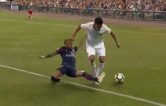 Pour son premier match avec le PSG, Dani Alves a failli provoquer un penalty contre le PSG !