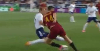 Harry Kane découpe Kostas Manolas pour un match amical et fait l'innocent !