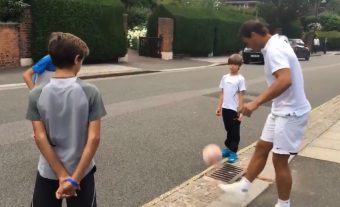 Rafael Nadal bon footballeur ? Il se fait une petite session de jongles avec des enfants à Wimbledon !