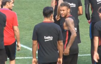 Neymar arrive un poil en retard à l'entraînement et se fait corriger par Suarez !