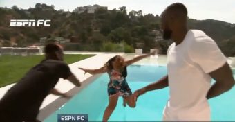Quand Paul Pogba balance une journaliste dans la piscine de sa villa !