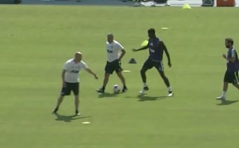 Paul Pogba claque un petit pont sans respect à un membre du staff de MU !
