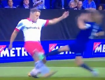 Le tacle horrible de Carles Puyol sur Phil Neville lors d'un match d'exhibition !