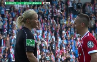 Franck Ribéry défait les lacets de l'arbitre et... elle se marre !