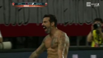 Bien lancé dans la profondeur, Lavezzi marque après une belle frappe sous la barre !