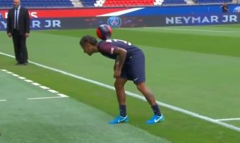 Neymar fait des jongles sur la pelouse du Parc... et ne se rate pas comme Theo Hernandez !