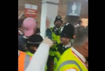 Quand les fans d'Arsenal font la fête à un policier ressemblant à Giroud !