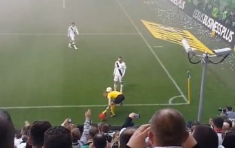 Le match est retardé à cause d'un fumigène, un joueur va jongler avec... l'arbitre de touche !