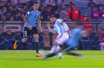 Lionel Messi victime d'un tacle très sale face à l'Uruguay !