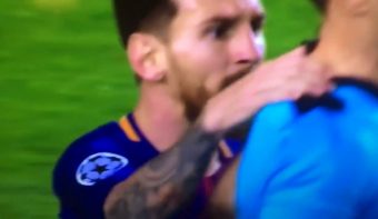 Quand Lionel Messi agrippe l'arbitre... et ne prend qu'un carton jaune !