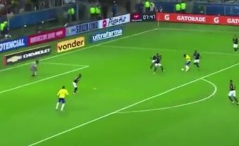 Très critiqué après sa venue au Barça, Paulinho a presque marqué un but de fou avec le Brésil !
