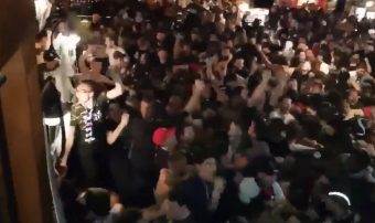 La réaction de joie complètement folle des Ultras du PSG sur le but de Cavani !