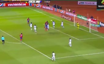 Un commentateur costaricain devient complètement dingue sur le but de la qualification au Mondial !