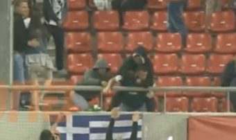 Un supporter grec passé à tabac simplement à cause de... son maillot !