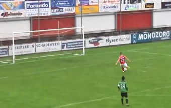 Seul face au but vide avec aucun joueur autour de lui, il réussit à ne pas marquer !