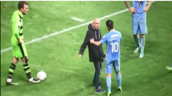 Un supporter pète un plomb et entre sur le terrain pour donner une leçon aux joueurs de son équipe !