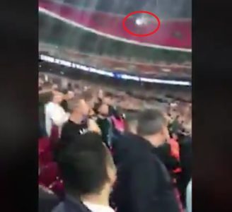 Un supporter de Tottenham urine dans un gobelet et le balance sur des fans de West Ham !