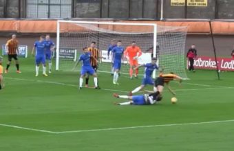 Il tente un tacle de la tête dans sa surface... et concède un penalty !