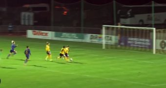 Ces joueuses ratent un trois contre zéro alors que le but est vide !