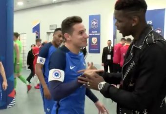 Paul Pogba a un check différent avec presque tous les joueurs des Bleus !