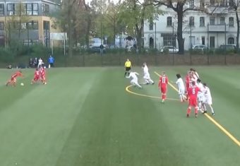 Une équipe U16 marque sur une combinaison loufoque sur coup-franc !